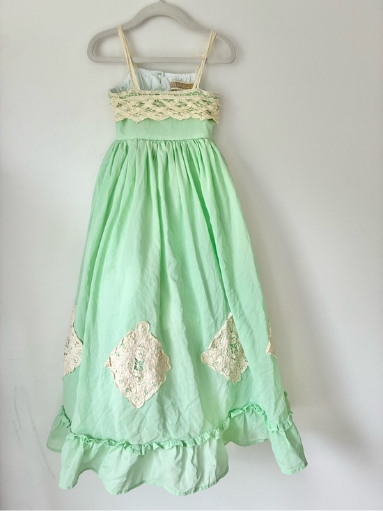 Other - Well Dressed Wolf Dress Girls’ 5T Green Eyelet Maxi Dress with Cream Lace Accent